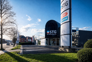 Vue de la façade du showroom de STG Salles de Bains à James, près de Namur.