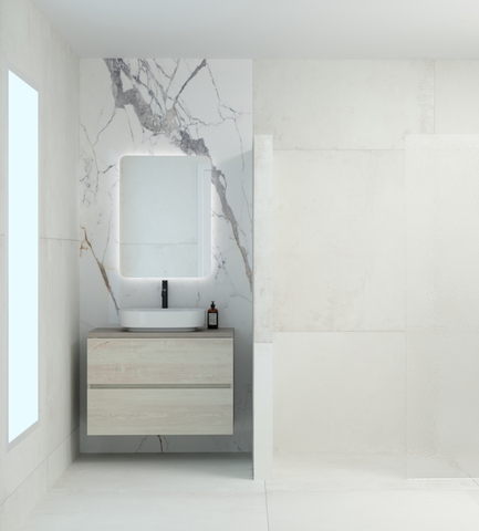 Moderne badkamer met houten badkamermeubel en marmeren wandtegel achter de spiegel