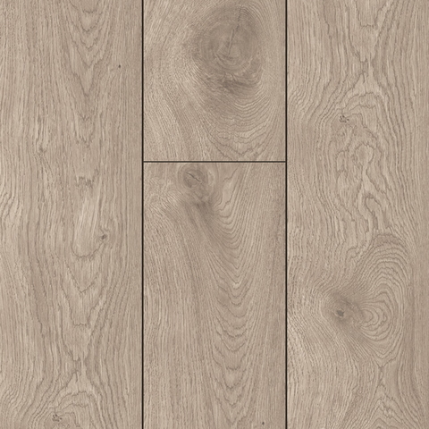 Lichtgrijze houtlook vloer met fijne nerfstructuur en subtiele noesten, ideaal voor een Scandinavisch of eigentijds interieur