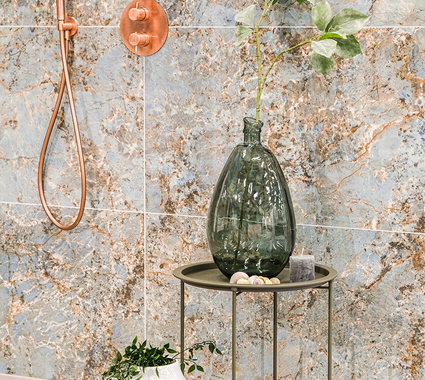 Marbre Étoile avec douche en cuivre – style hôtel chic