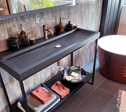 Salle de bain Urban Industrial avec robinet en cuivre et vasque effet béton