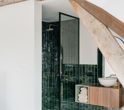 Salle de bain avec carreaux verts de style années 60