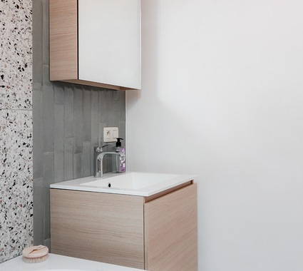 Coup d’œil sur une petite salle de bain pour les enfants