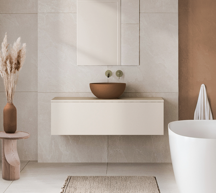 Meuble de salle de bain minimaliste beige avec vasque ronde à poser, grand miroir et baignoire îlot dans une palette de couleurs douces et naturelles.