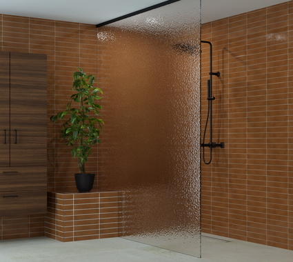 Douche à l’italienne sur mesure avec paroi en verre et découpe pour banc intégré, entourée de murs carrelés brun chaud et équipée d’une robinetterie de douche noire.