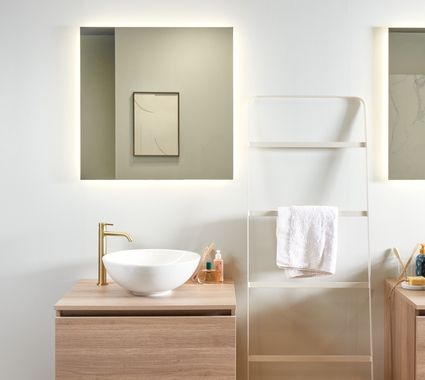 Meuble de salle de bain épuré avec vasques à poser, finition bois et miroirs éclairés, installé de manière professionnelle par un installateur.