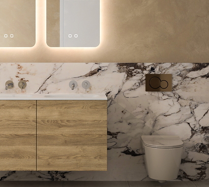Salle de bain avec meuble en bois, carreaux effet marbre, double miroir avec éclairage et WC suspendu.