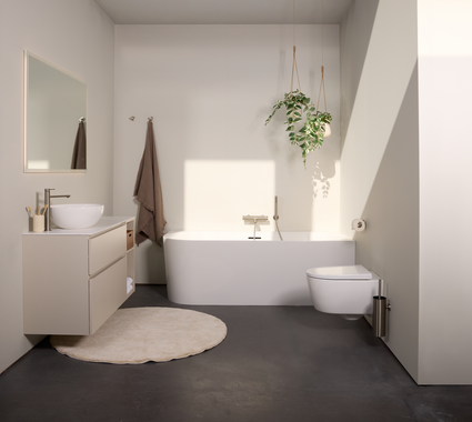 Salle de bain minimaliste avec baignoire d’angle semi-îlot, WC suspendu et meuble suspendu épuré dans des tons neutres.