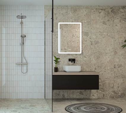Salle de bain moderne avec carreaux en pierre naturelle beige, paroi de douche blanche et meuble lavabo suspendu avec accents noirs.