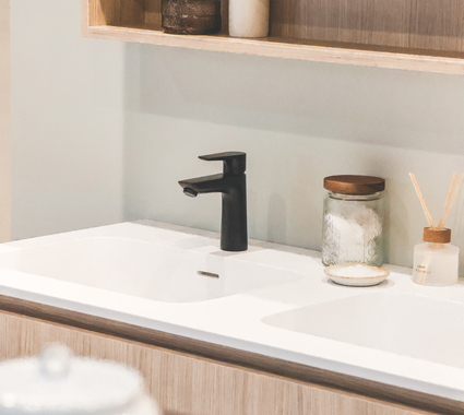 Nordic Badkamer met licht houten meubel en zwarte details