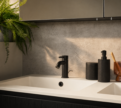 Warme Modern badkamer met zwarte kraan
