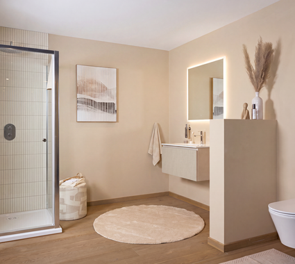 Belle salle de bains aux couleurs naturelles, dans des tons beiges, avec un meuble de salle de bains aspect lin et un miroir rectangulaire éclairé.