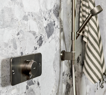 Axor One douchekraan in gunmetal, ontworpen door Barber & Osgerby