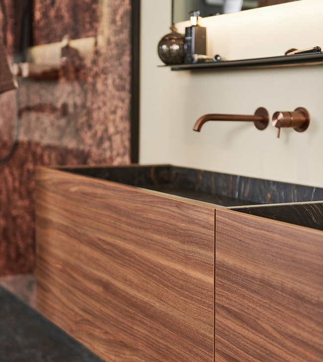 Meuble de salle de bain luxueux avec robinet encastré en cuivre