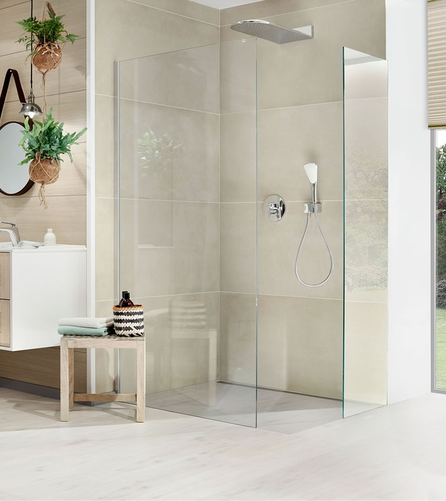 Douche à l’italienne élégante avec porte de douche en verre sur mesure, dans une salle de bain moderne avec des éléments en bois et naturels