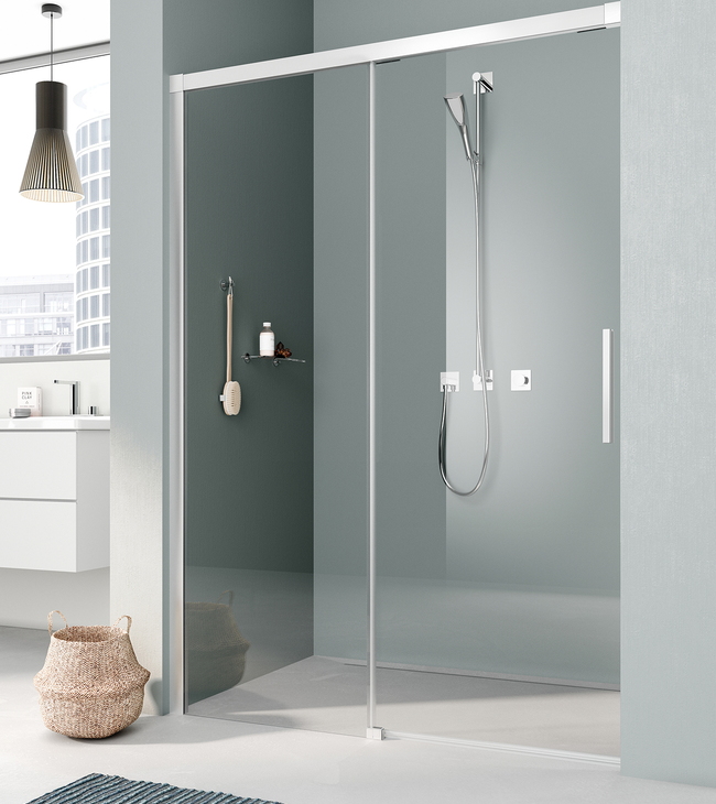 Douche moderne avec porte coulissante en verre et design épuré, idéale pour une salle de bain élégante et fonctionnelle
