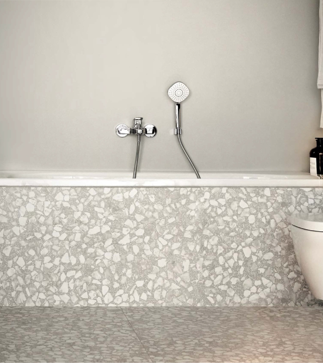 Baigner dans la lumière dans une petite salle de bain