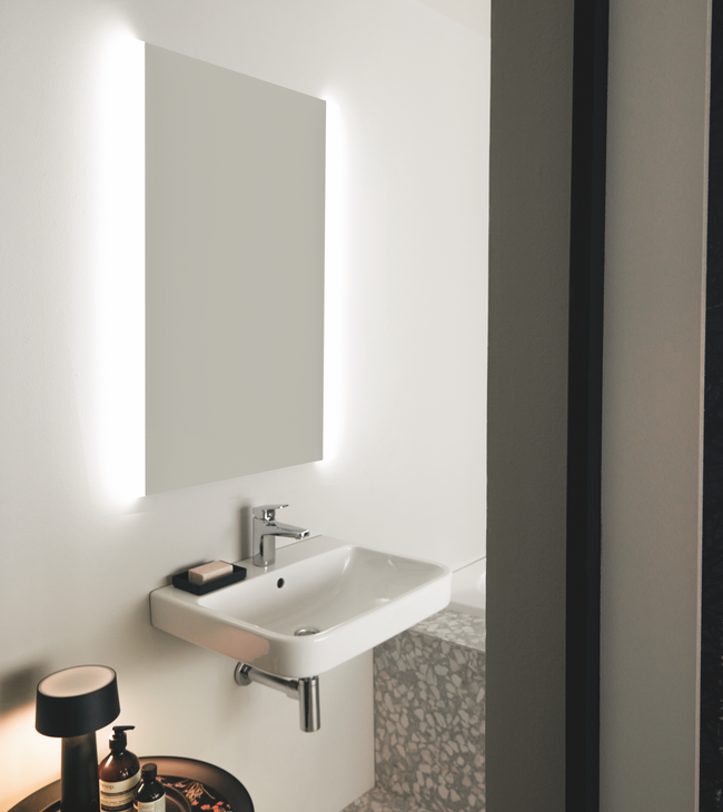 Salle de bain cosy aux tons gris chauds Ideal Standard, avec carrelage terrazzo