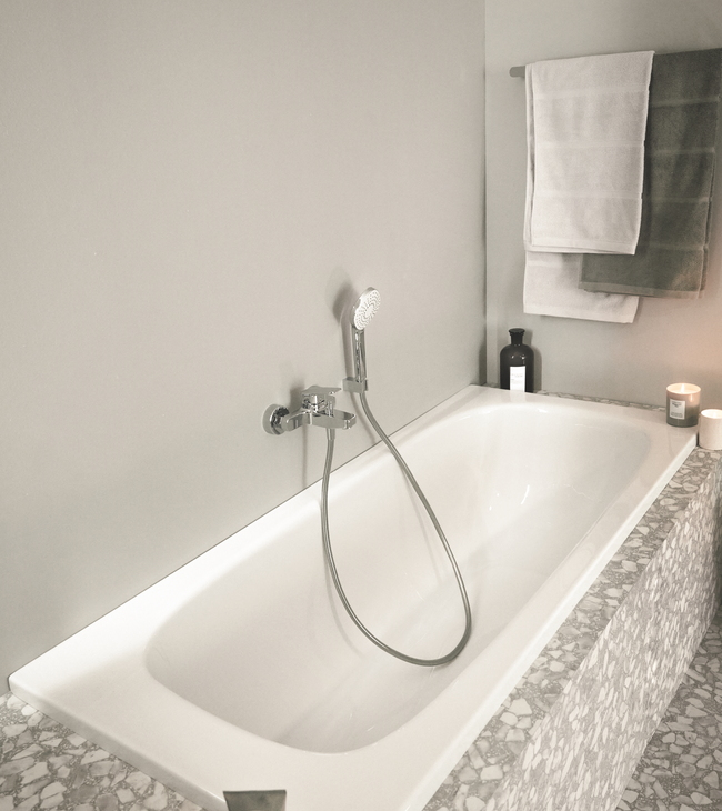 Salle de bain chaleureuse dans des tons gris chauds Ideal Standard avec carrelage terrazzo.