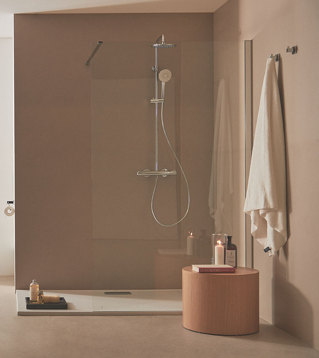 Salle de bain chaleureuse avec douche à l’italienne