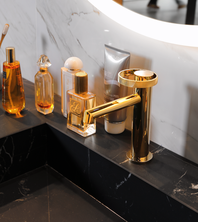 Salle de bain au style hôtel chic avec robinetterie dorée