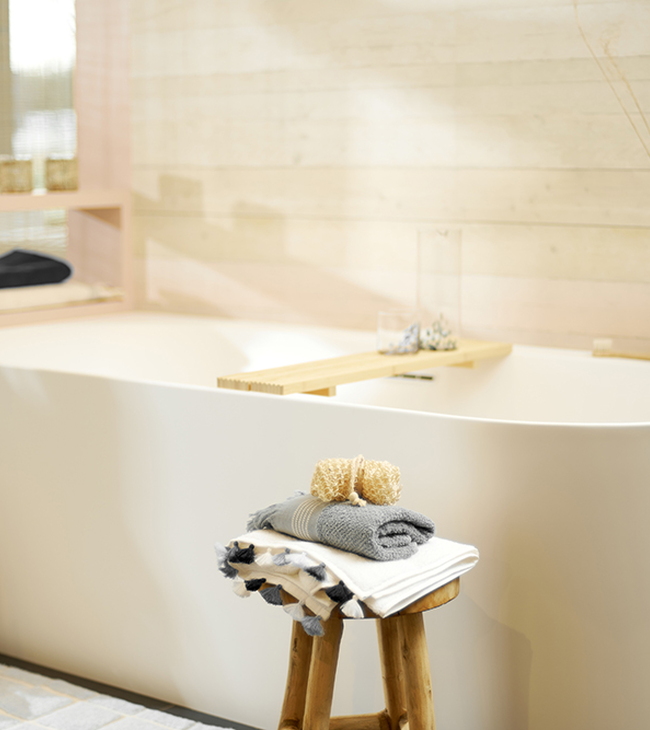Ambiance bord de mer dans la salle de bain, baignoire back to wall avec styling estival