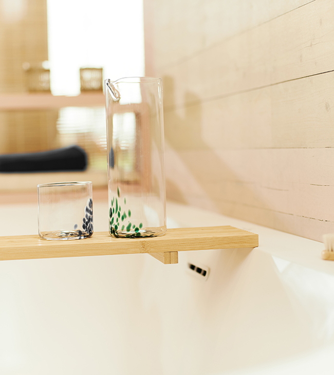 Ambiance bord de mer dans la salle de bain, baignoire back to wall avec styling estival