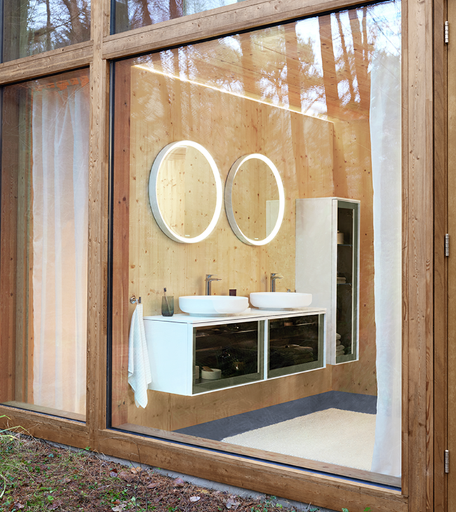 Salle de bain avec beaucoup de bois et meubles de salle de bain de la collection Artisan Lines de Duravit