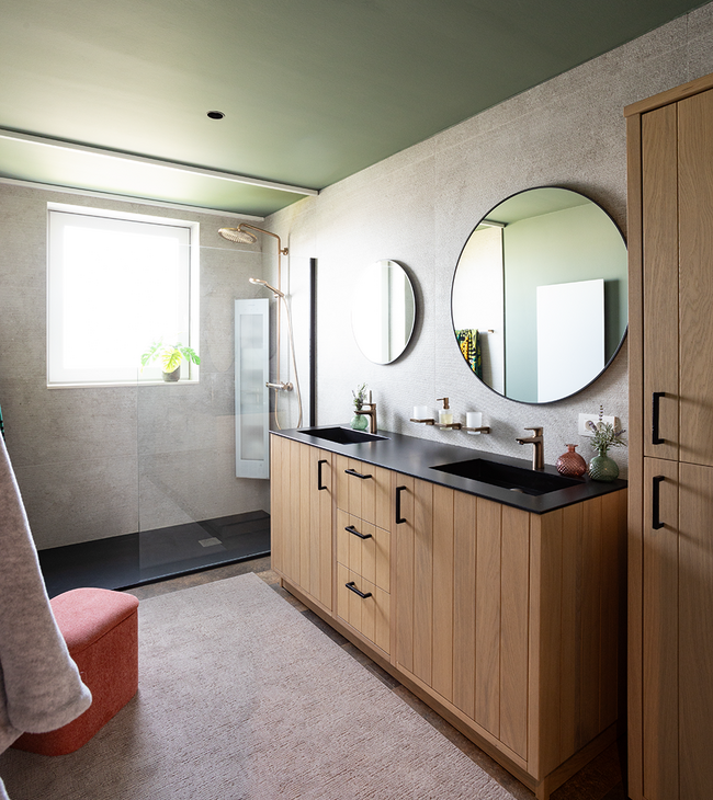 Salle de bain bien-être avec meuble en bois