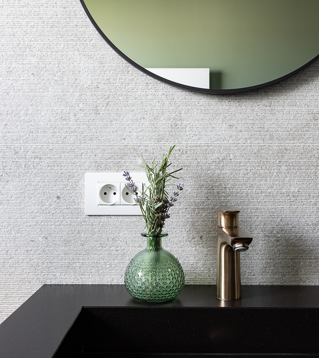 Détail de salle de bain bien-être avec robinetterie dorée
