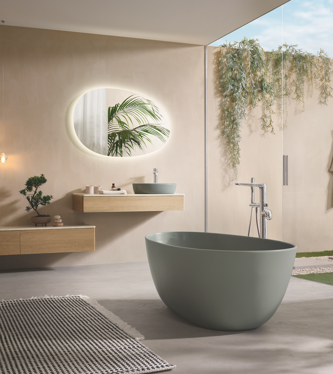 Salle de bain naturelle avec baignoire verte