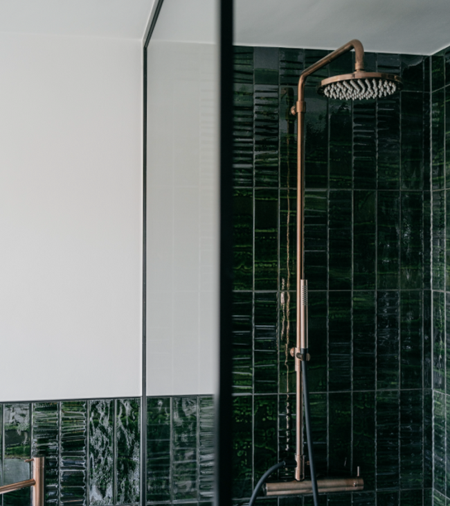 Douche style années 60 avec carreaux verts et douche pluie couleur bronze