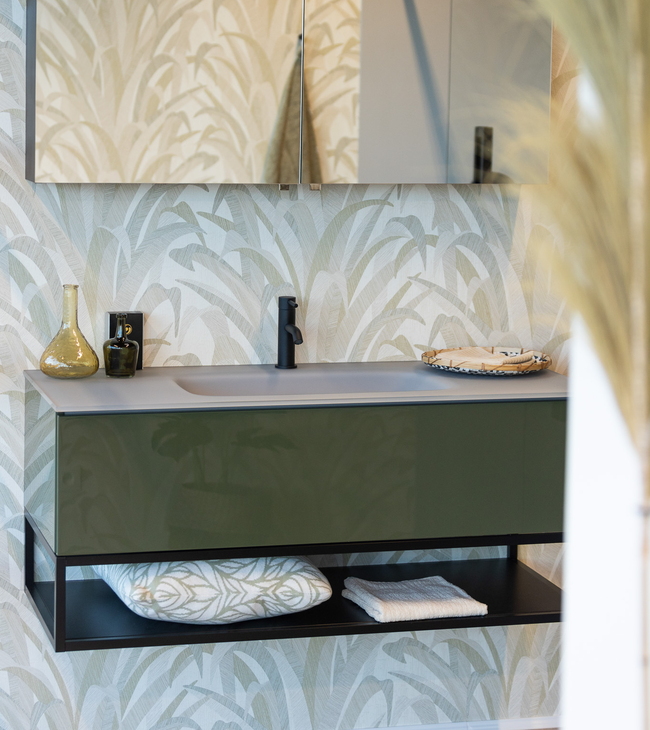 Badkamer in natural stijl met een sfeervolle groene badkamerkast