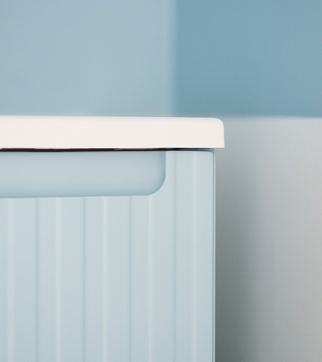 Meuble de salle de bain bleu à rainures de Fiora
