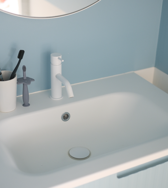 Le thème de couleurs de cette salle de douche est bleu et blanc