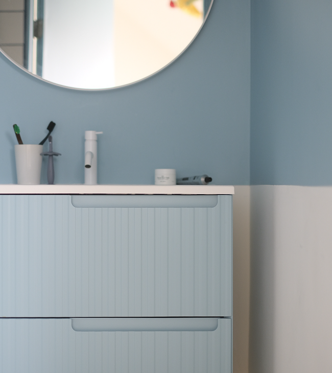 Meuble de salle de bain bleu clair à rainures