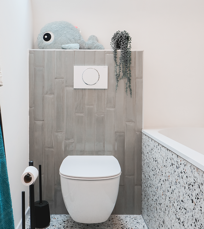 Coup d’œil sur une petite salle de bain sous un toit en pente