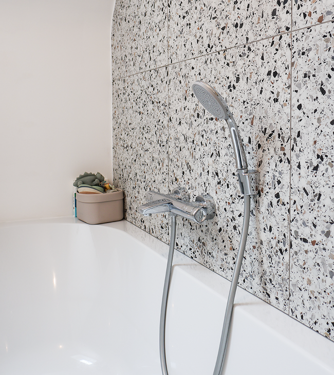 Petite salle de bain avec baignoire sous un toit en pente