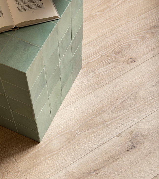 Salle de bain avec carrelage effet bois