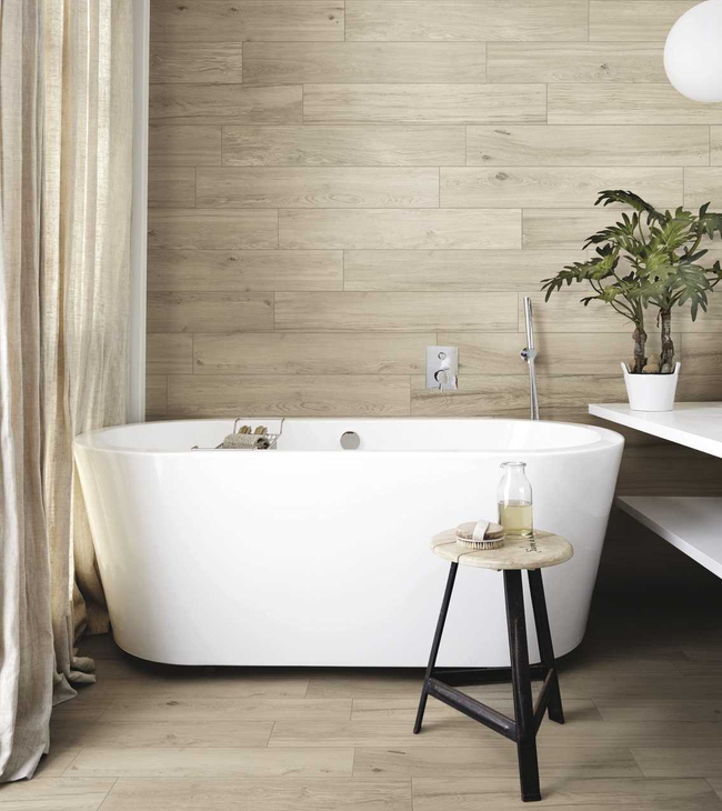 Salle de bain avec carreaux en céramique