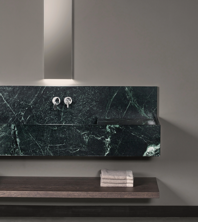 Vasque en marbre vert au design épuré avec robinet noir, parfaite pour une salle de bain moderne et luxueuse.