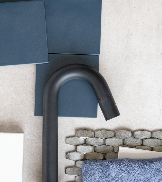 Moodboard avec robinet noir mat, carreaux bleus, mosaïque argentée et serviette bleu clair pour un style de salle de bain néo-brutaliste.