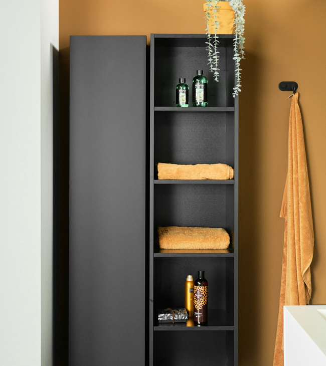 Armoire colonne noire avec étagère ouverte et porte, idéale pour ranger les serviettes et les produits de soin dans la salle de bain.