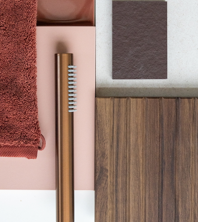 Moodboard avec bois de noyer, carreaux roses et bruns, douchette en cuivre et serviette brun rouille pour inspiration salle de bain.