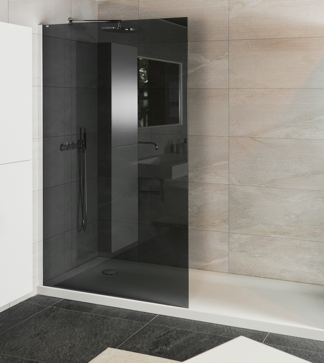 Conception de salle de bain moderne avec douche à l’italienne noire, vasque blanche et armoire colonne épurée, dans un intérieur élégant et minimaliste.