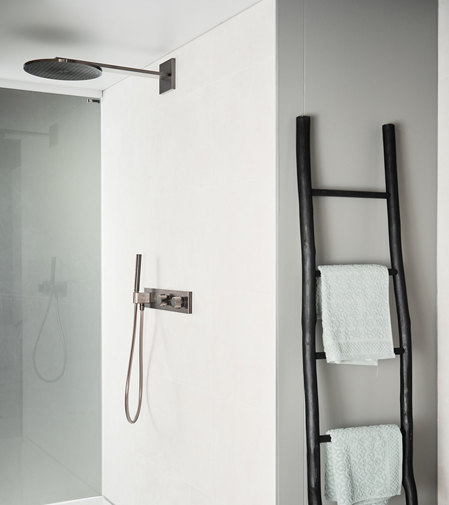 Douche à l’italienne avec douche en gunmetal et verre mat