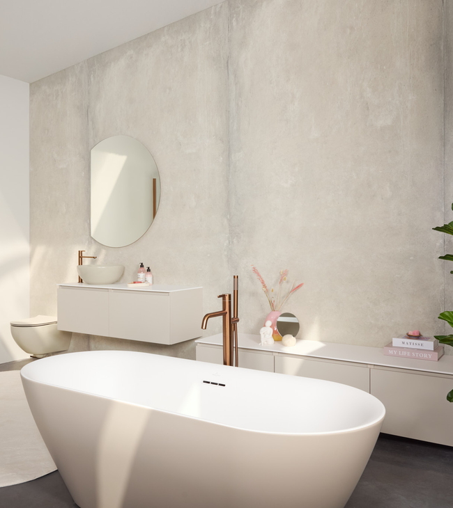Salle de bains beige avec baignoire îlot