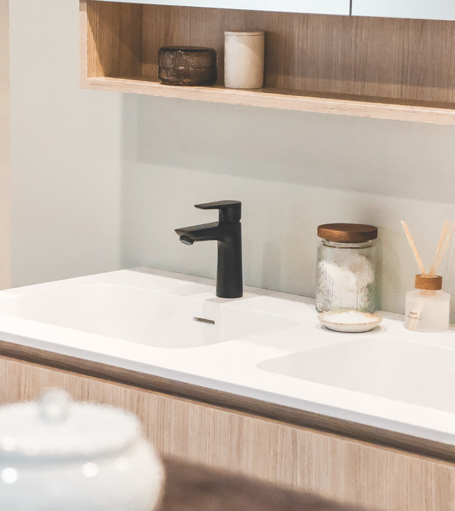 Zwarte kranen in een Scandinavische badkamer