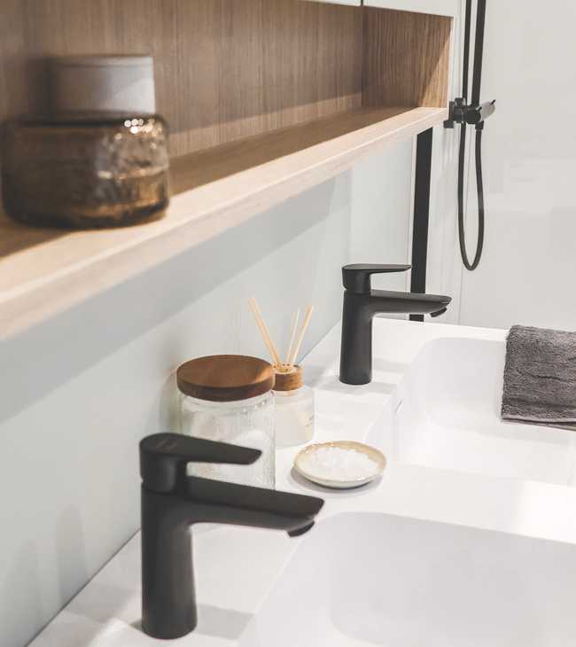 Zwarte kranen in een Scandinavische badkamer