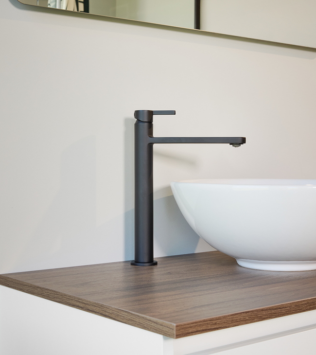 Moderne badkamer met zwarte kraan